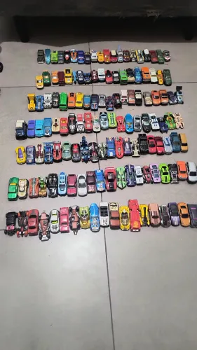 Lote com 140 Hotwheels, Matchbox e outras marcas