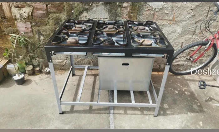 Vendo fogão industrial de 6 bocas usado bom estado