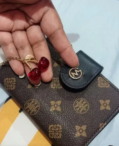 Bolsa nova na embalagem com a carteira