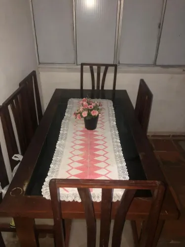 Mesa com 6 cadeiras e tampo de vidro