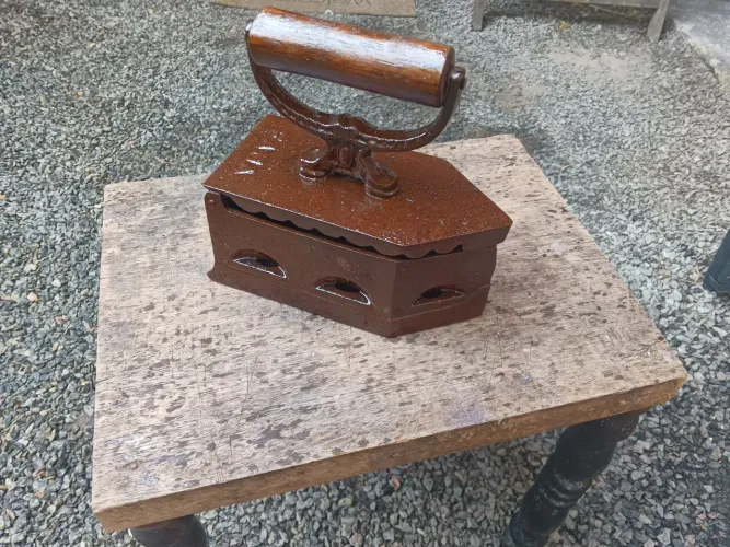 Ferro de passar antigo