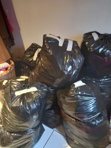 820 peças de roupa variadas e calçados 