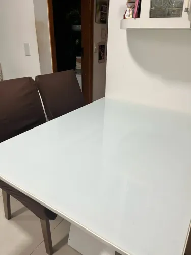 Mesa com tampo de vidro + 4 cadeiras
