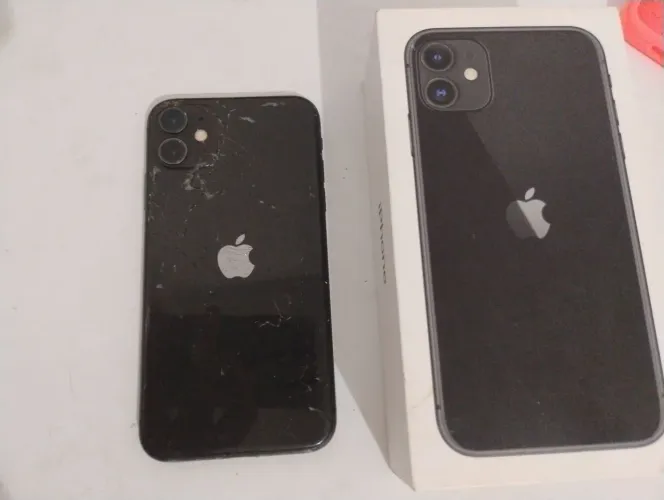 iPhone 11 leia o anúncio 128 GB face id ok microfone meio bugado fundo trincado