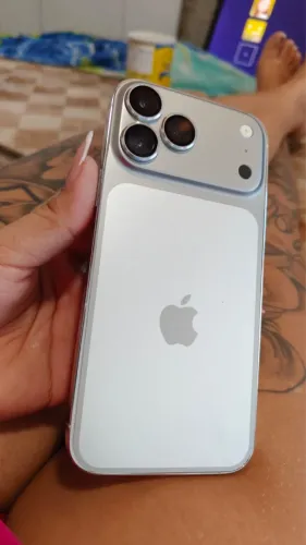 iPhone 13 Pro Max com adesivo do 17 pro Max