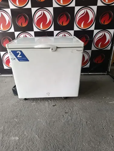 Freezer horizontal 1 porta cega 220 volts 311 litros marca FRICON usado em ótimo estado