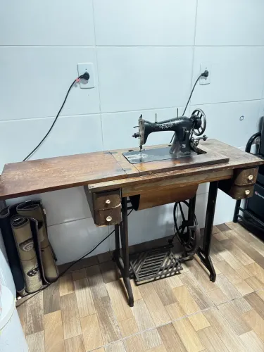 Máquina de Costura Antiga PFAFF 31 com Móvel - R$ 399,00