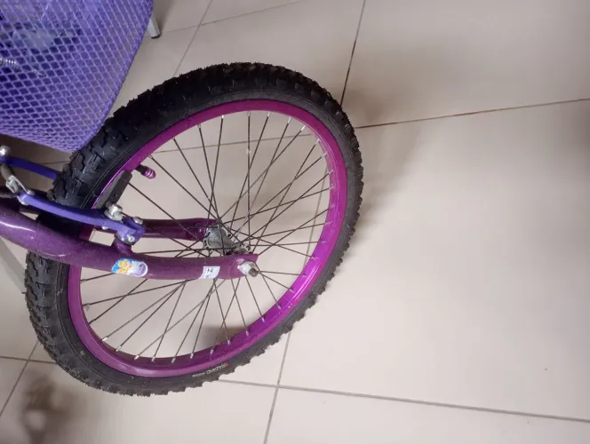Vendo uma bicicleta nova dei de presente pra minha filha e ela não usa só andou uma vez.