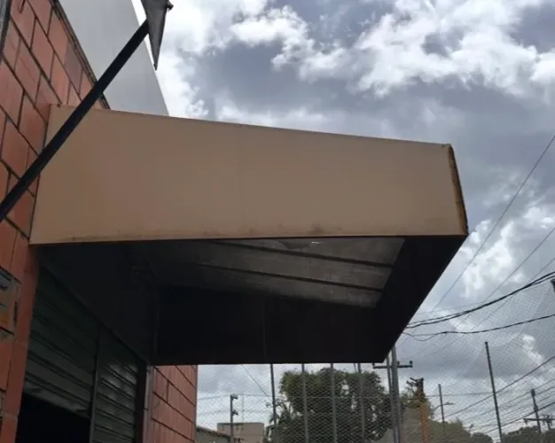Estrutura para toldo frontal