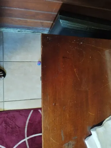 Mesa de madeira maciça com pé movel