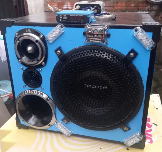 Vendo caixa trio profissional tudo jbl auto falante de 12 polegada 600 rms