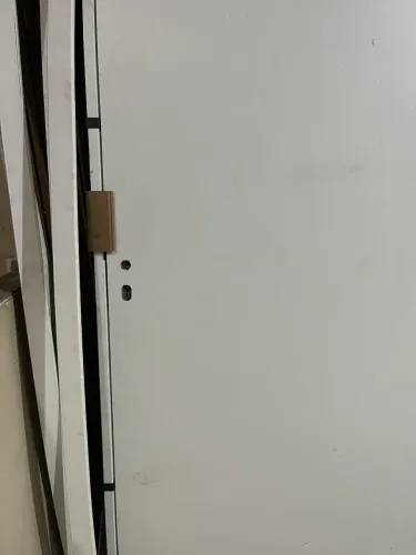 Porta de madeira branca nova com batente e ferragens