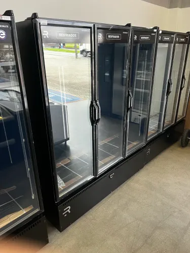 Expositor 3 portas - Total black - Refrimate - Pronta entrega