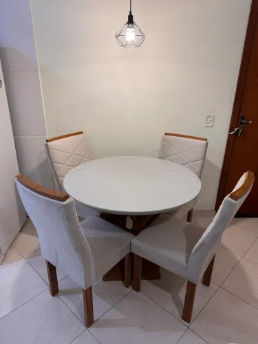 Mesa com 4 cadeiras