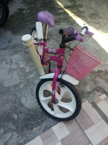 Vendo bicicleta infantil feminina com poucas avaria, a 200.00 contato:( zap *29