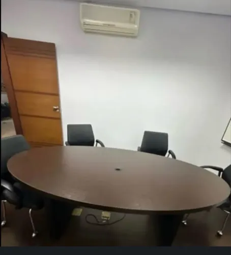 mesa  de reunião em madeira , pernas em couro