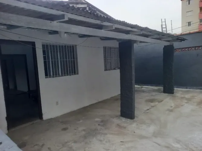 Alugo casa espaçosa, arejada na av: George Popescu, excelente localização