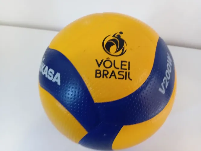 Bola de vôlei Mikasa V200W praticamente nova