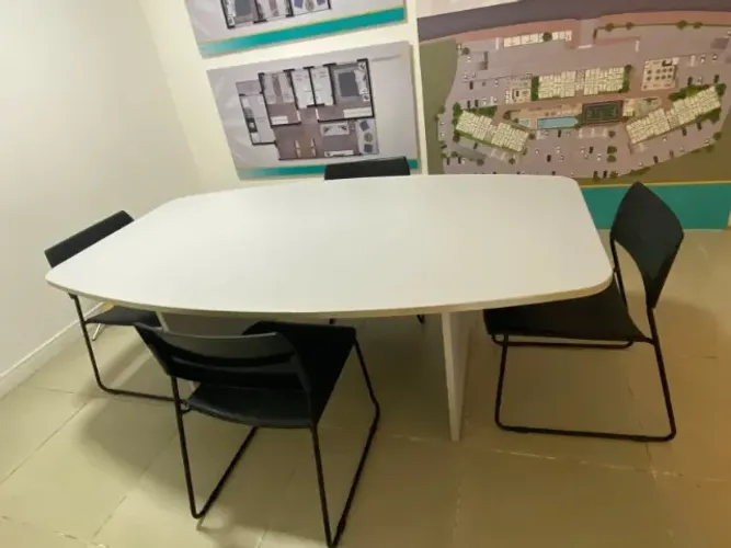 Mesa de reunião semi oval Home Desingn + 4 cadeiras