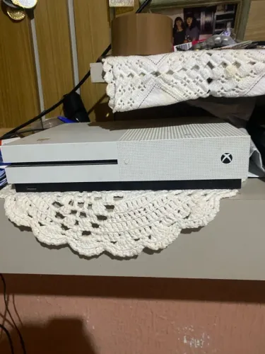 XBOX ONE S 1TB + 5 JOGOS! FC 24 FÍSICO + GTA IV + BULLY + RDR1/RDR2 | SEM CONTROLE ?