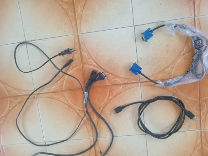 vende-se cabos de força de pc e de tv e cabo sata de pc