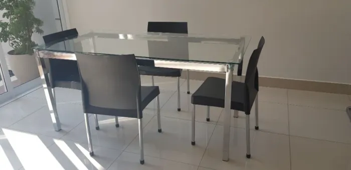 Mesa Tok Stok e cadeiras