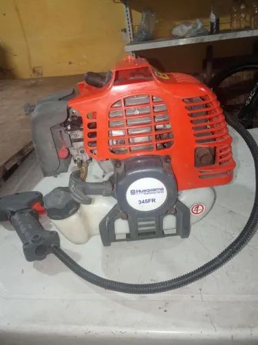Motor de roçadeira husqvarna bem conservado, funcionando perfeitamente