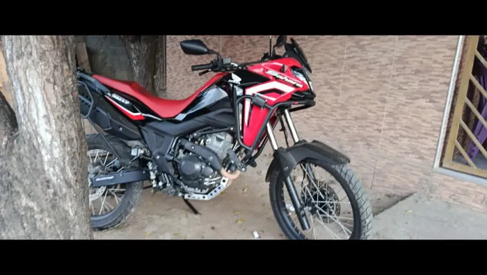 SAHARA 300, ÓTIMA PRO DIA A DIA E PARA ESTRADA.