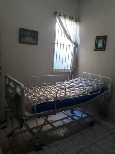 Cama hospitalar com colchão pneumático