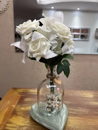 vaso de flores com base de coração
