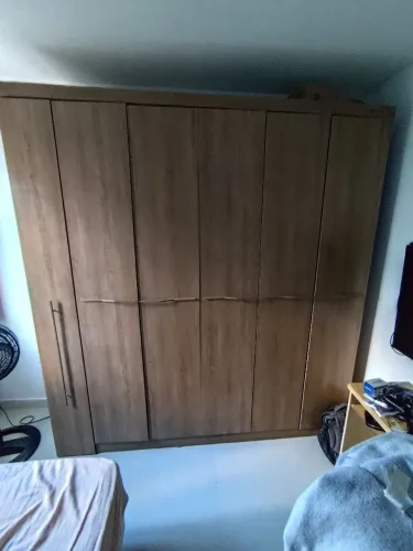 Guarda-Roupa de Casal com Acabamento Amadeirado