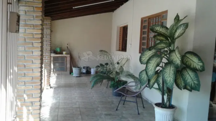 Vitória Régia - Duas Casas, na frente com 2 dorms, + uma edícula com 1 dorm, sala, coz, wc