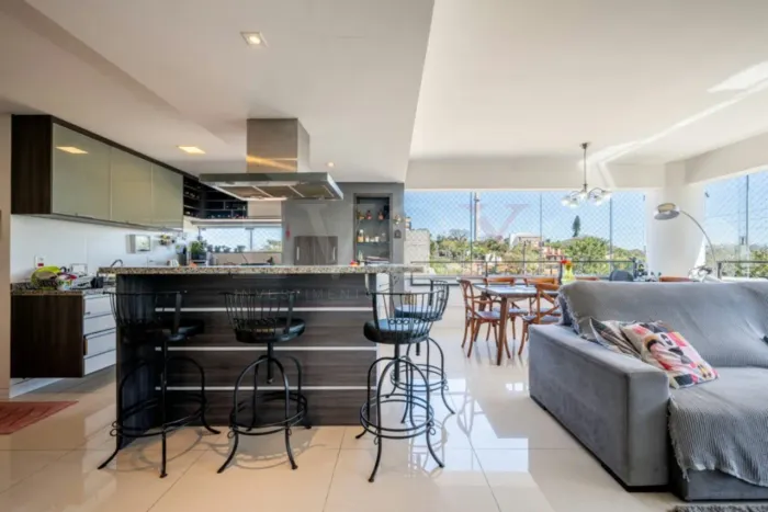 Amplo apartamento com 121.6 m² privativos, 3 dormitórios, sendo 1 suíte bairro Santa Terez