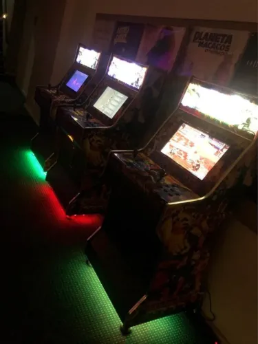 Para festa: Fliperama, karaokê, Totó, Air game, Ping pong, basquete com placar eletrônico,