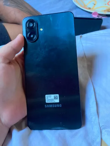 Troco Samsung a07 NOVO por um iPhone, e um iPhone SE 2020 a traseira está trincada.