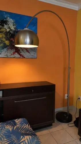 Luminária Tok Stok- Estilo e Sofisticação - Cúpula Metálica e Base de Mármore Preta