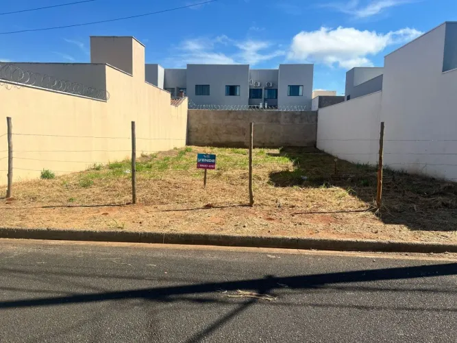 Terreno à venda no bairro Novo Mundo em Uberlândia