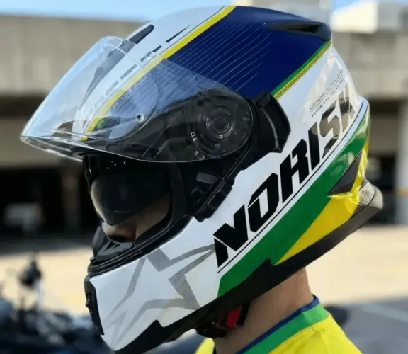 Capacete norisk Brasil com intercomunicador