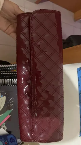 Bolsa Feminina de Verniz Vinho - Elegância e Sofisticação