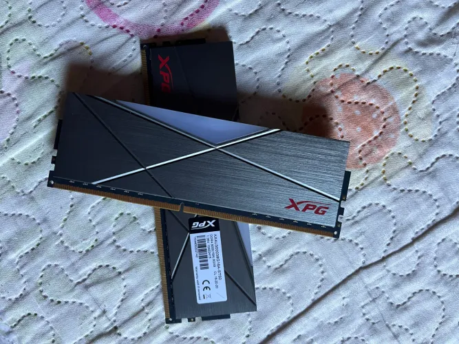 Memória XPG, dois pente de 8GB, 3000MHz, DDR4, CL16