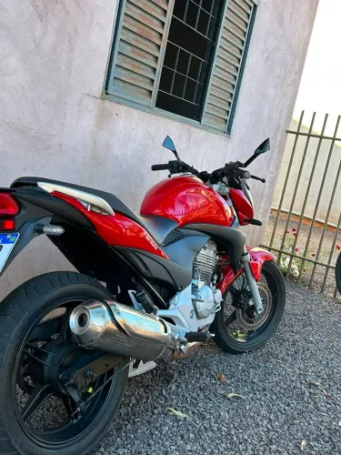 Vende-se cb 300r 2011