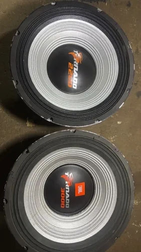Troco 2 tornado 2200, por 4 alto falantes do meu interesse. 2 tornado 1100 rms, caixa zera