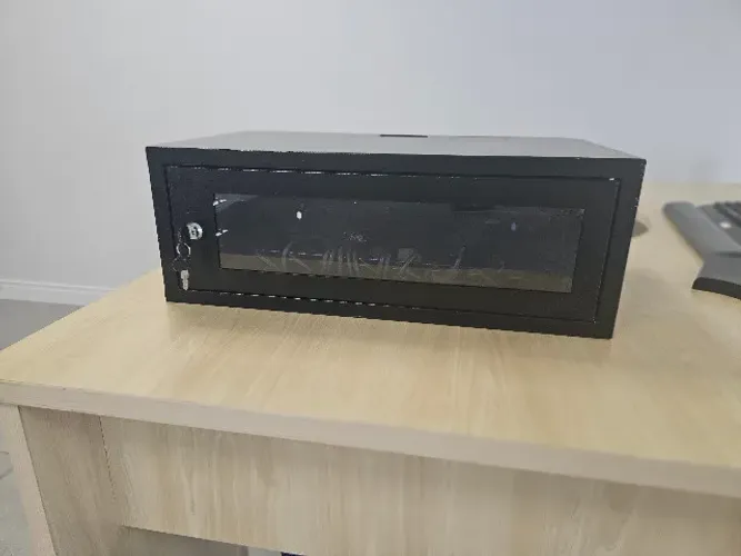Rack de rede 3U com régua de 8 tomadas