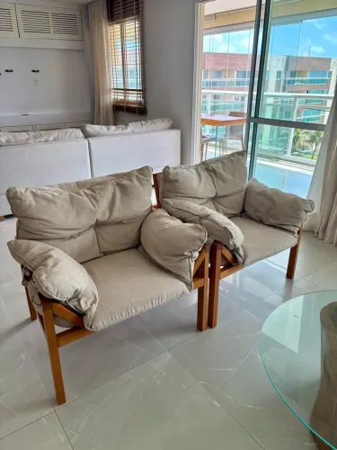 CONJUNTO COM 2 POLTRONAS | MADEIRA E TECIDO BEGE