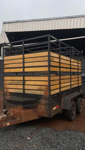 Carretinha de Reboque Modelo Gaiola Boiadeiro 2 EIXOS TRUCK COM FREIO
