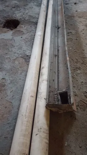 Tubos de PVC esgoto e calha usada