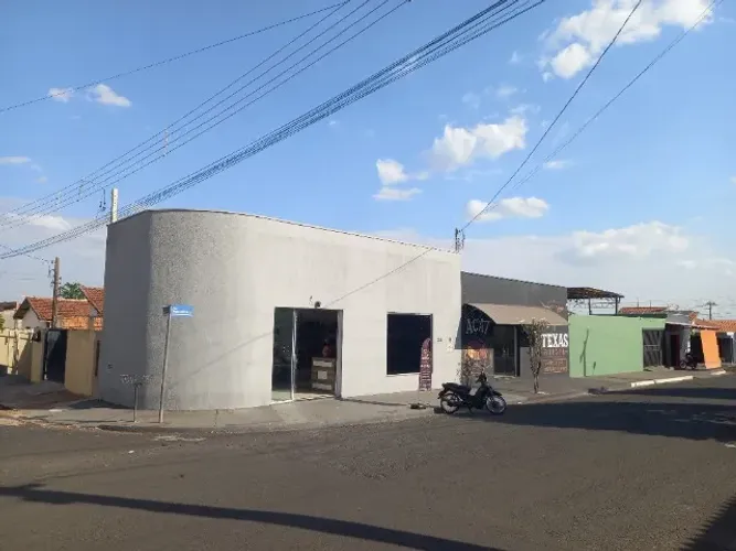 Dois Salões Comerciais com Casa