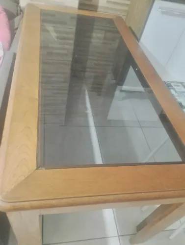 Mesa de madeira tampa de vidro sem cadeira comprimento 1,80 m largura 80