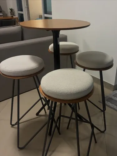 Mesinha alta com banquetas