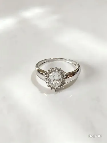 Anel lux com rara phenakite natural. A pedra diamante